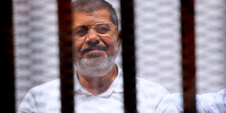 للماطلة في المحاكمة.. مرسي يرفض توقيع الكشف الطبي عليه بمحبسه