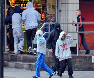 قالوا في أوروبا العلام الجامد أوي وفي السليم.. كيف سيطر الشغب على مدارس بريطانيا؟ (فيديو) قالوا في أوروبا العلام الجامد أوي وفي السليم.. كيف سيطر الشغب على مدارس بريطانيا؟ (فيديو)