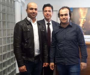 دقت ساعة الاستفتاء.. سفارات مصر في نيوزيلندا واستراليا واليابان تفتح أبوابها للتصويت على التعديلات الدستورية دقت ساعة الاستفتاء.. سفارات مصر في نيوزيلندا واستراليا واليابان تفتح أبوابها للتصويت على التعديلات الدستورية