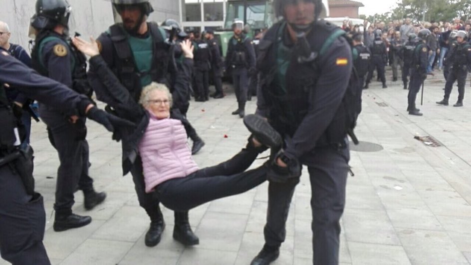 الشرطة تتشاجر مع المسنين