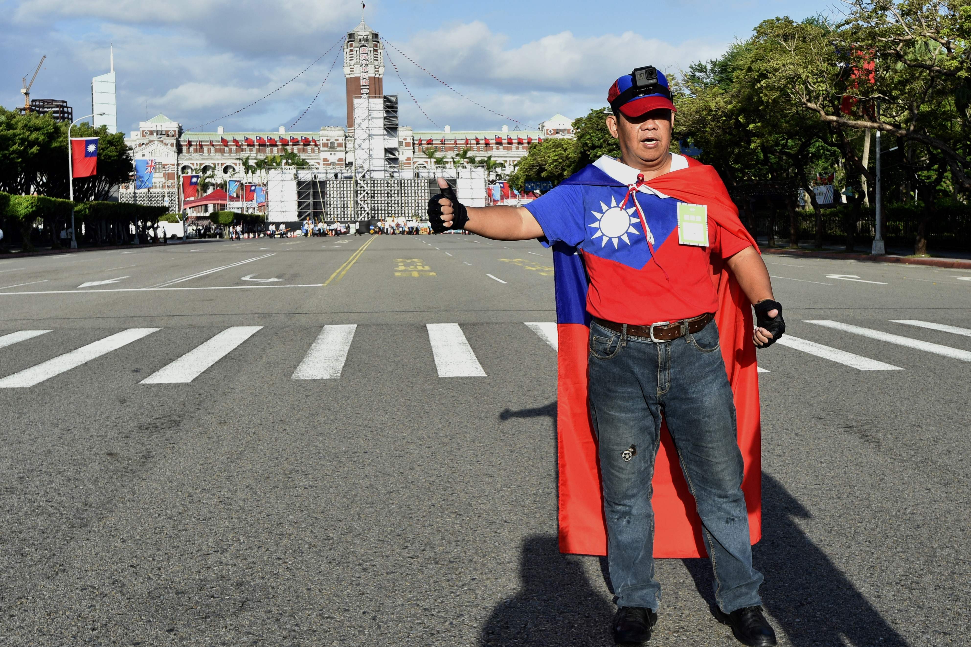 مواطن يرتدى علم تايوان