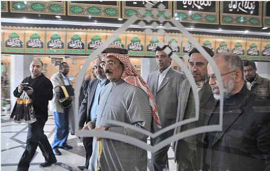 حمد بن عبد العزيز الكواري أثناء زيارة الاماكن الشيعية