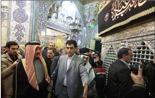 صورة اخري لحمد اثناء زيارته لأضرحه الشيعة