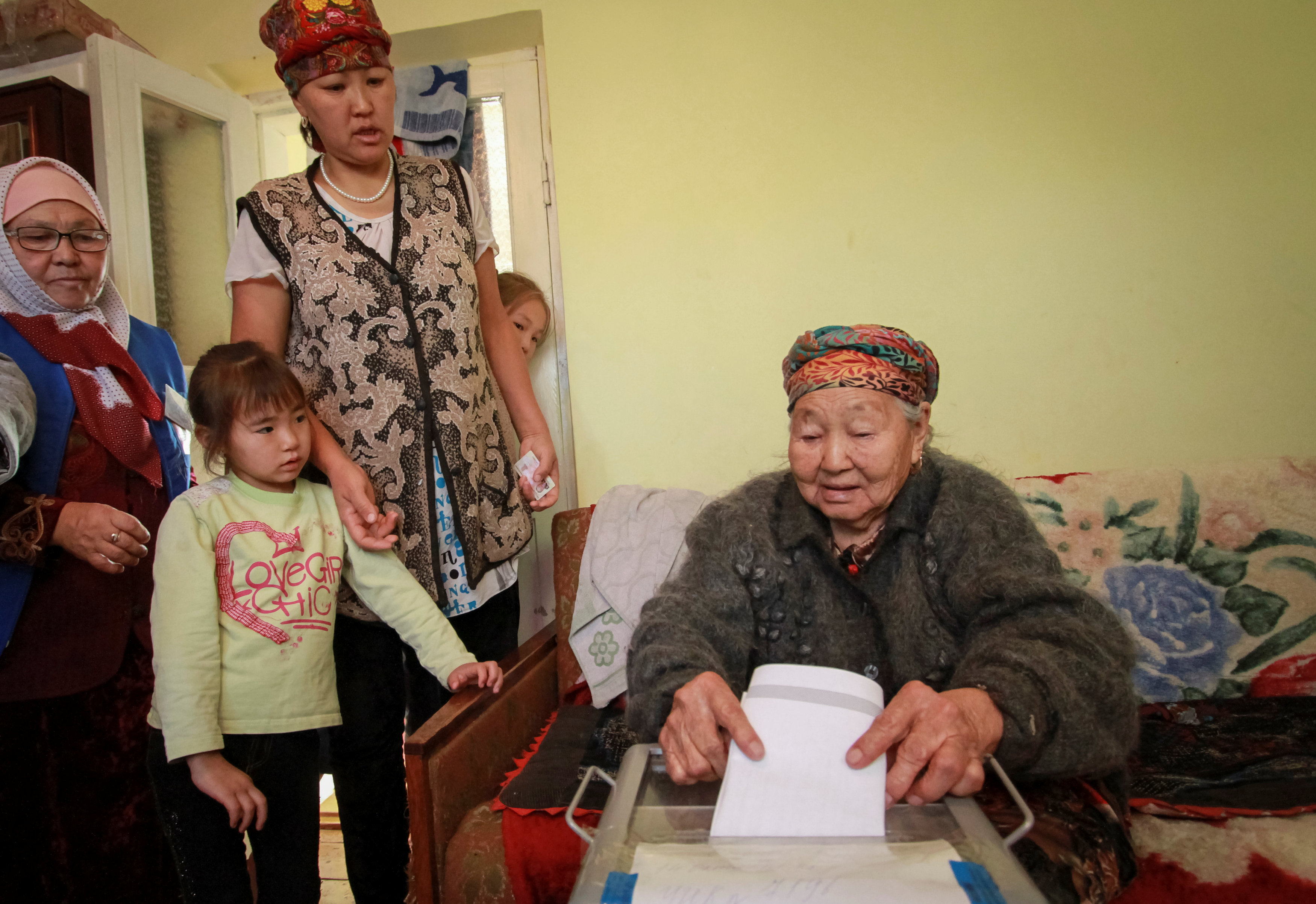 2017-10-14T071942Z_1988261931_RC11AD57C3A0_RTRMADP_3_KYRGYZSTAN-ELECTION