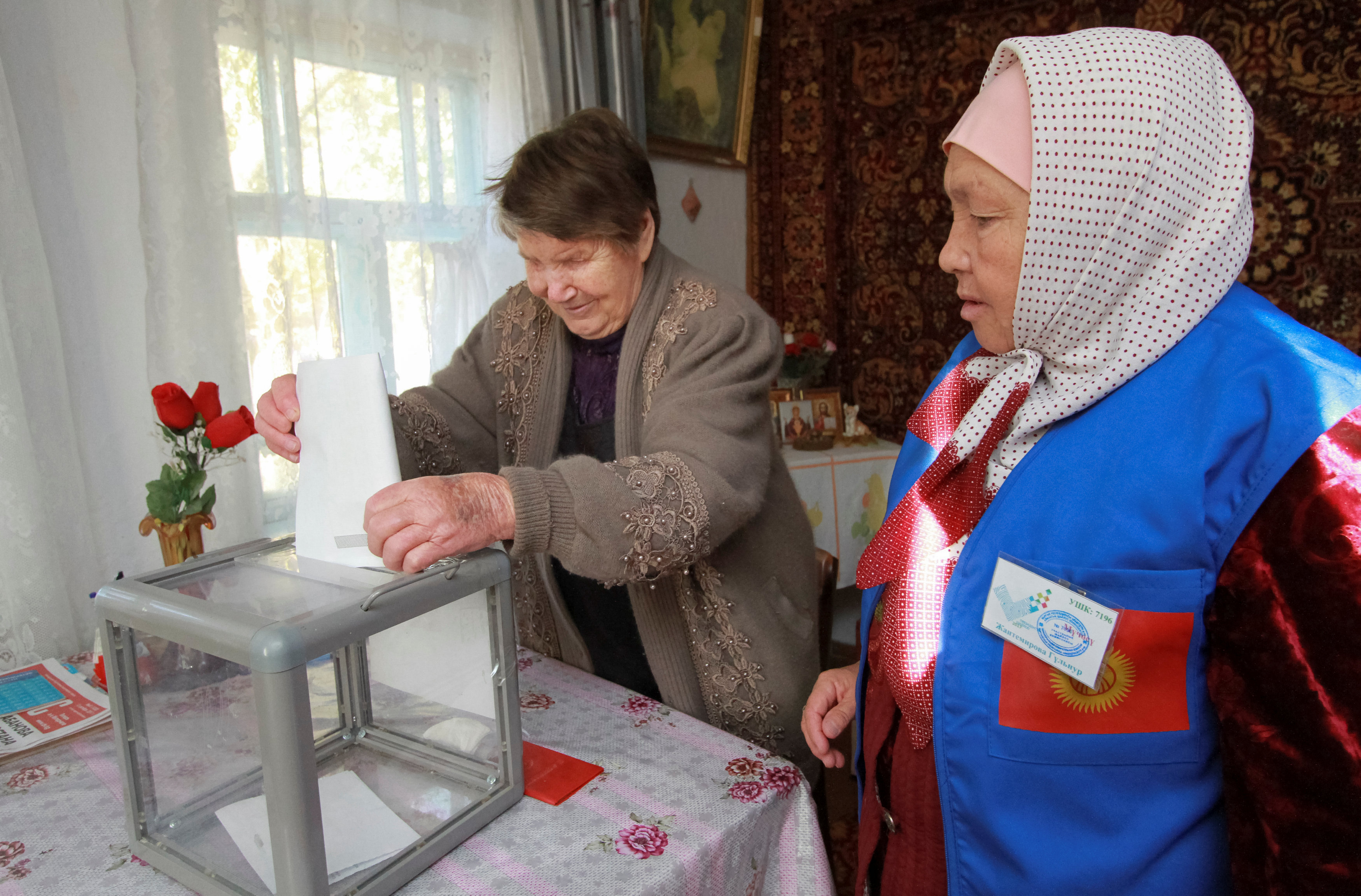 2017-10-14T071946Z_1597553890_RC182EF10BB0_RTRMADP_3_KYRGYZSTAN-ELECTION