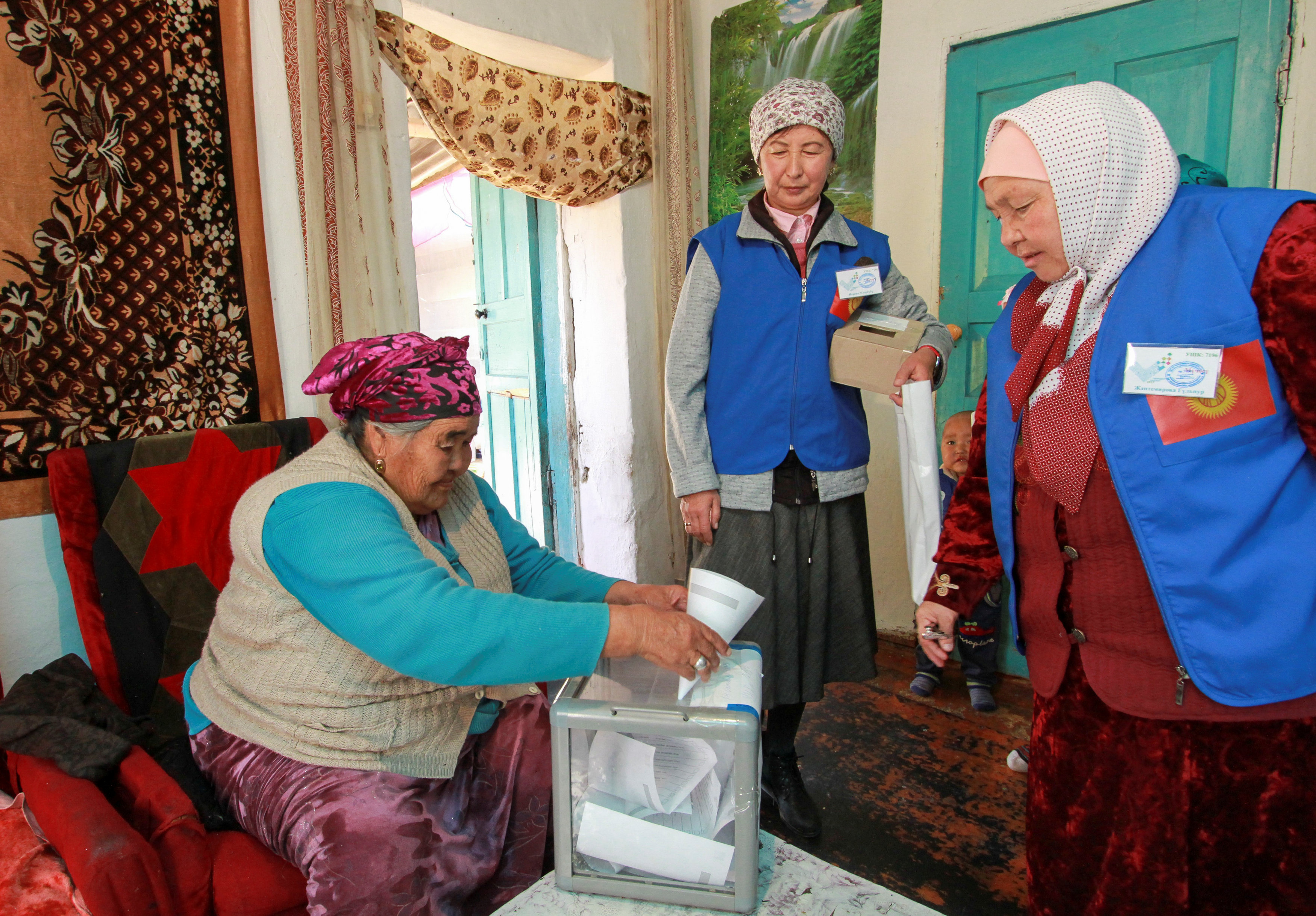 2017-10-14T071943Z_1521569858_RC132D4028F0_RTRMADP_3_KYRGYZSTAN-ELECTION