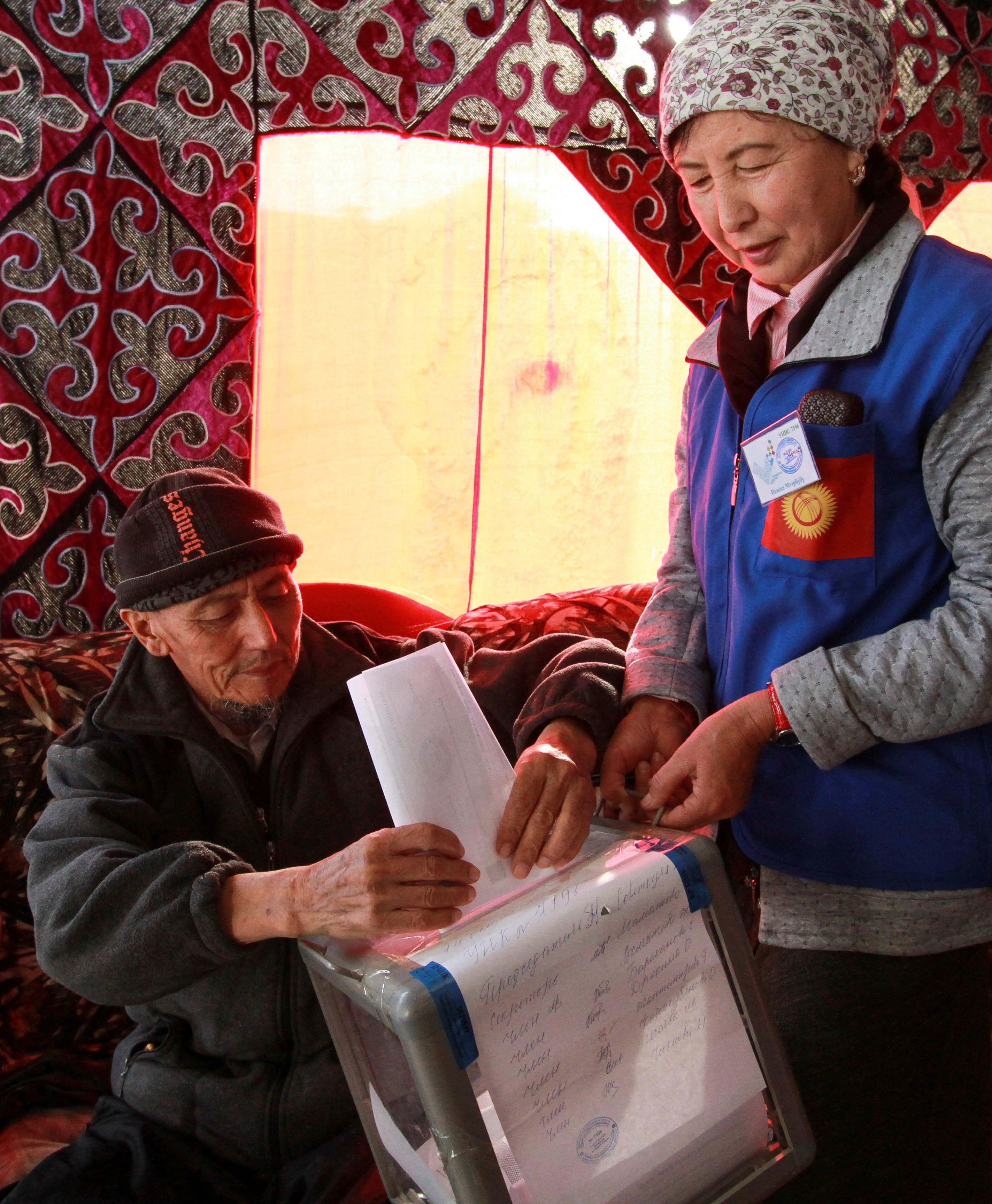 2017-10-14T072040Z_1154336113_RC1226B059C0_RTRMADP_3_KYRGYZSTAN-ELECTION