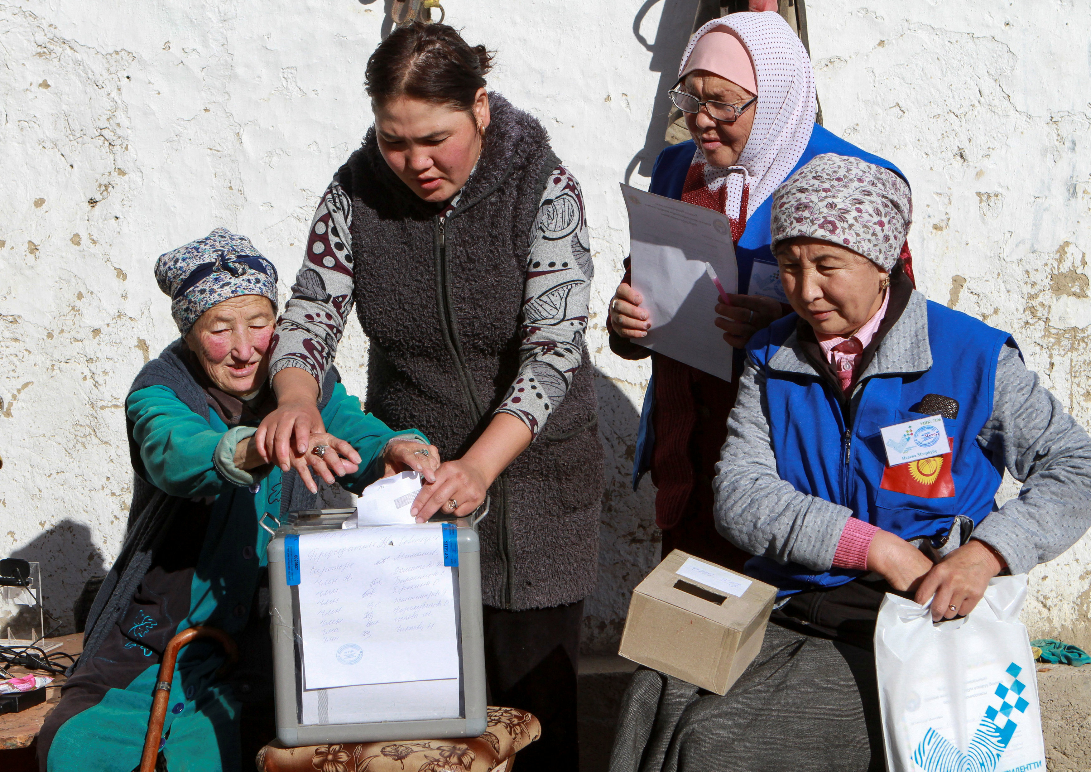 2017-10-14T072031Z_1148331585_RC181B5448C0_RTRMADP_3_KYRGYZSTAN-ELECTION