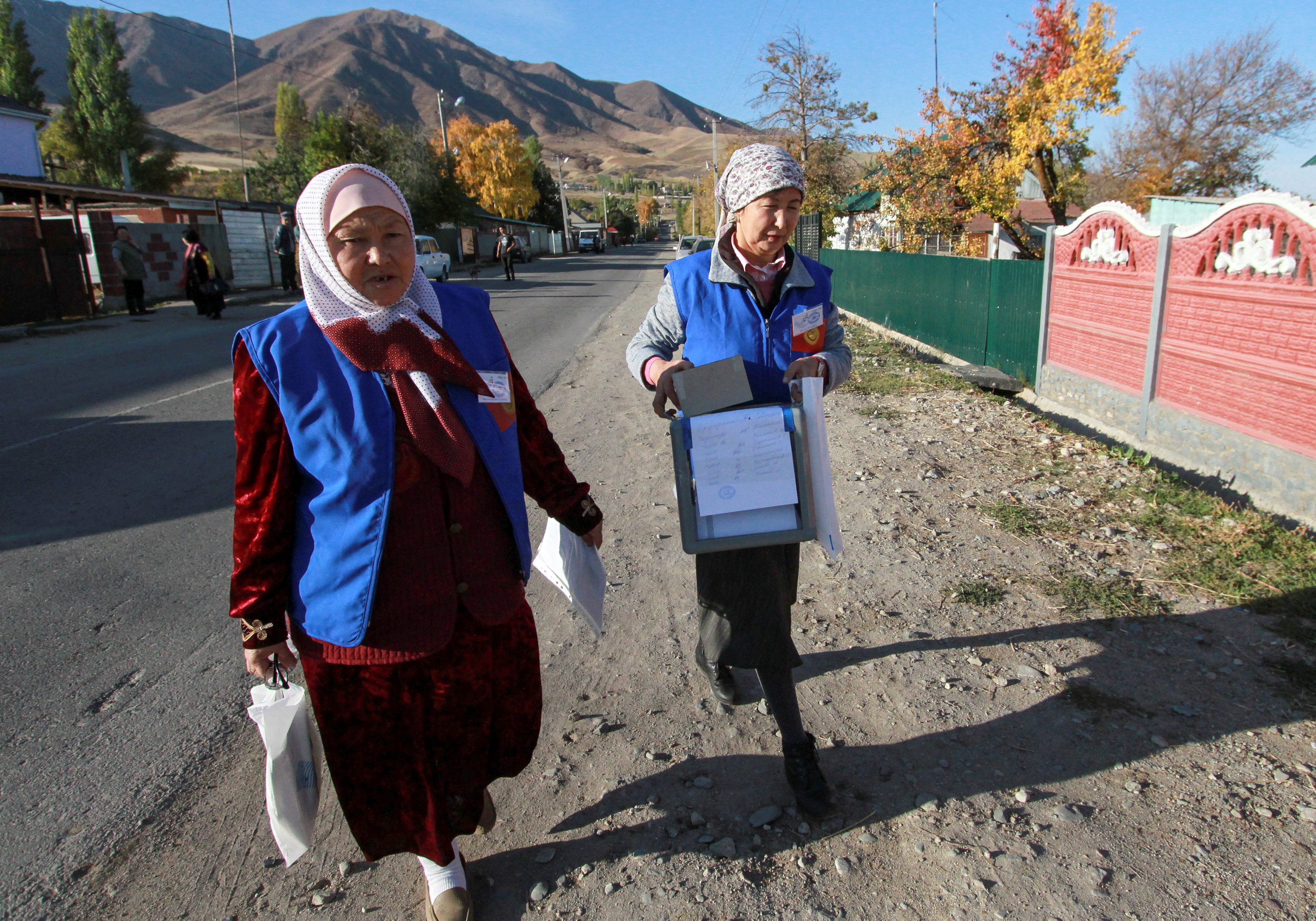 2017-10-14T071936Z_1200584994_RC15DF117D10_RTRMADP_3_KYRGYZSTAN-ELECTION