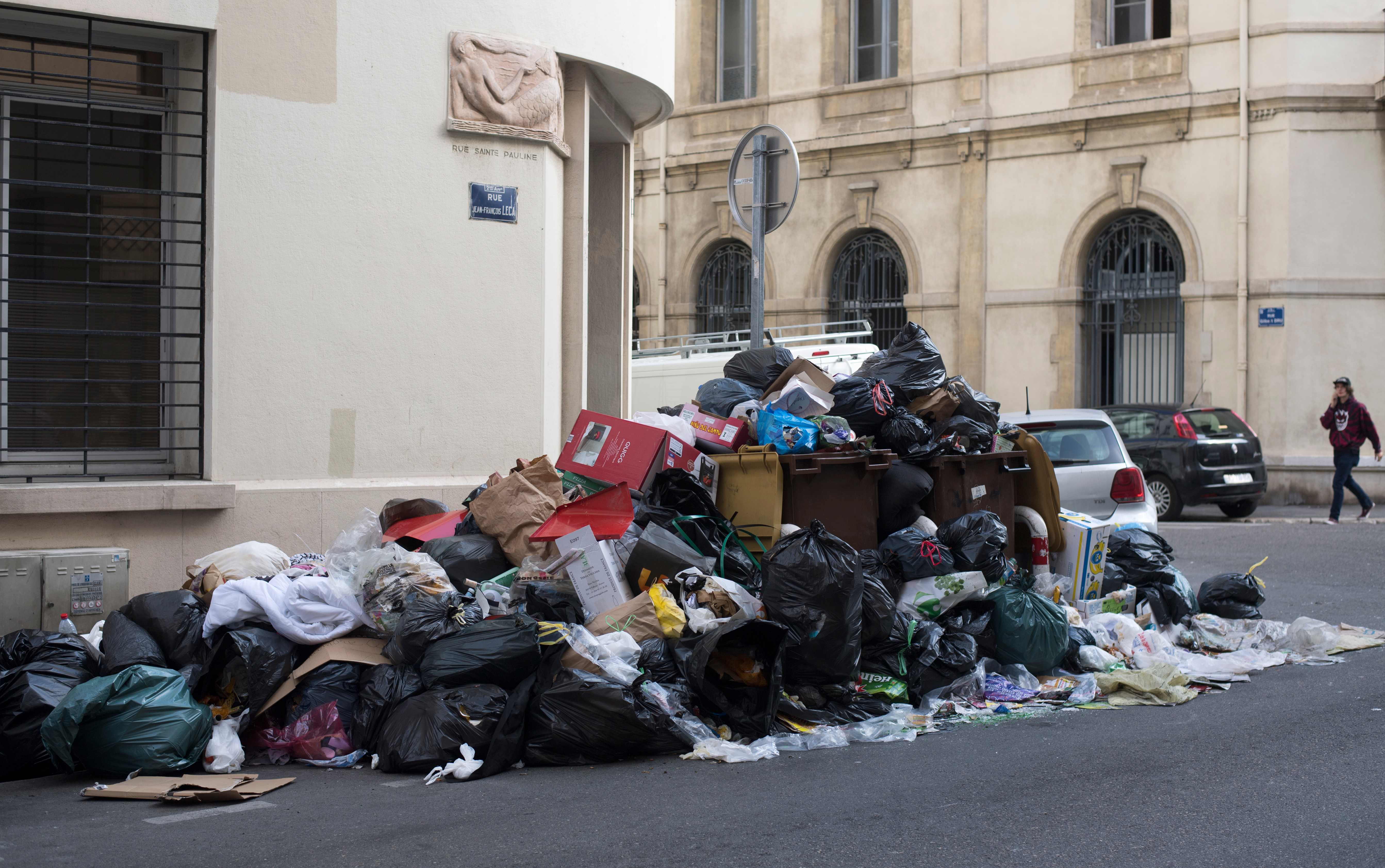 تواجد القمامة فى شوارع مارسيليا