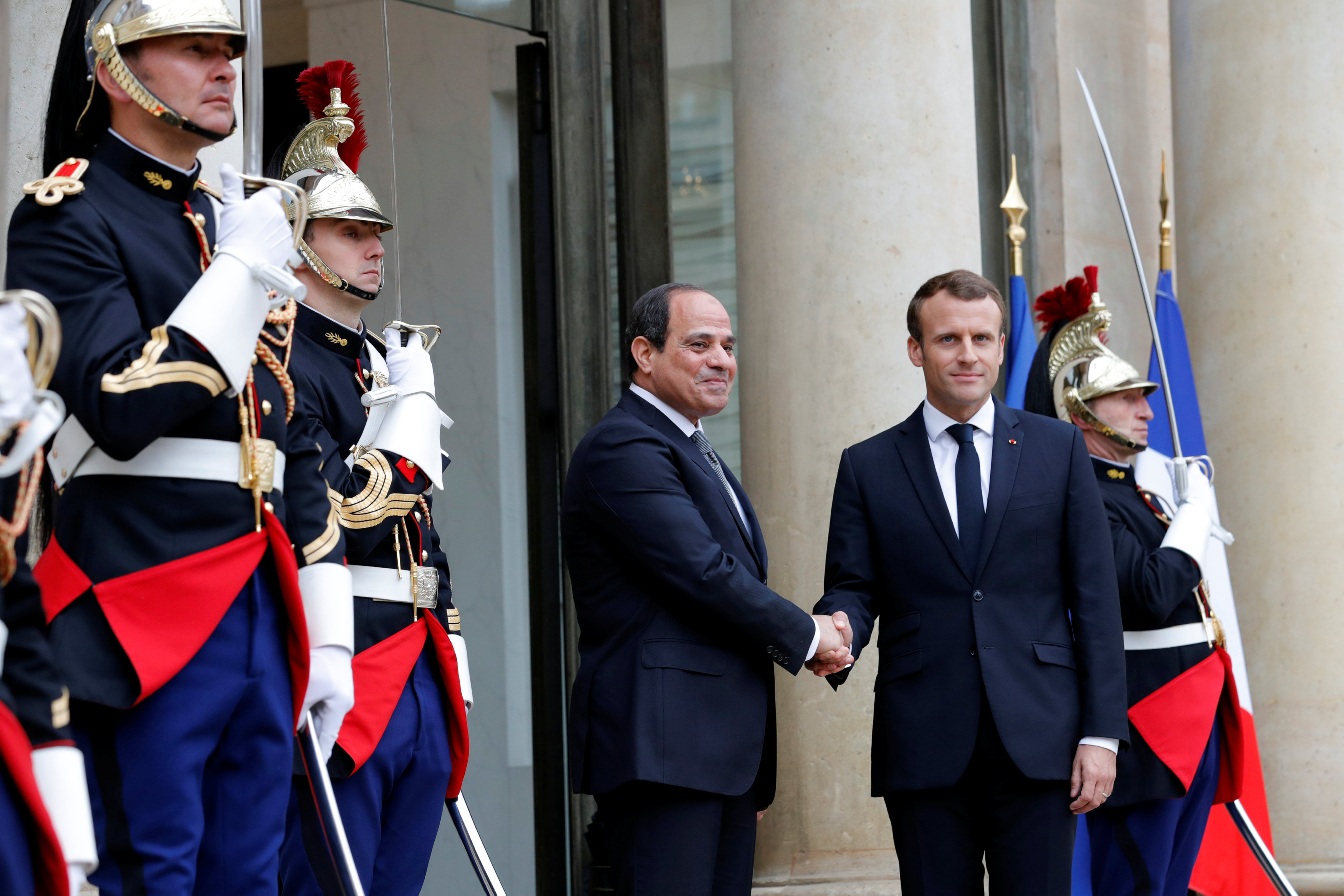 الرئيس الفرنسي يستقبل السيسي على أبواب قصر الإليزيه (صور) | صوت الأمة
