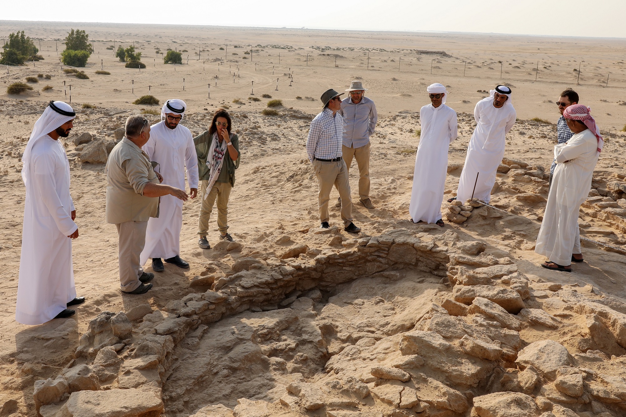 رئيس ومدير عام دائرة الثقافة والسياحة – أبوظبي يزوران جزيرة مروح لمتابعة عمليات التنقيب والحفريات (2)