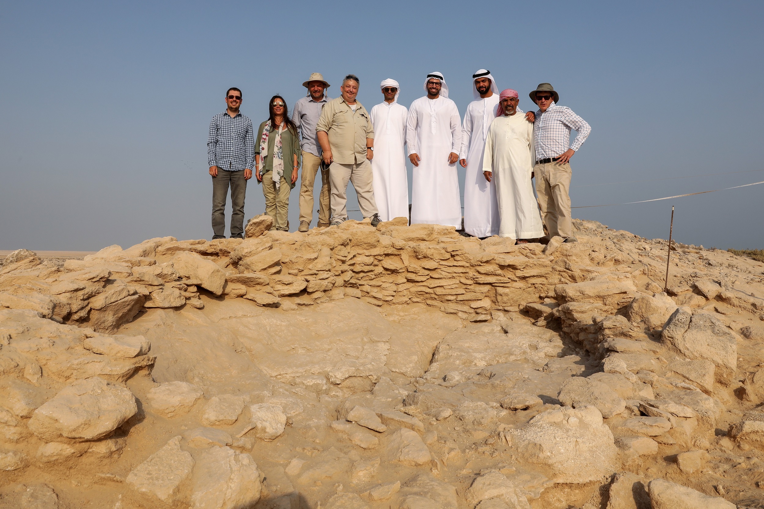 رئيس ومدير عام دائرة الثقافة والسياحة – أبوظبي يزوران جزيرة مروح لمتابعة عمليات التنقيب والحفريات