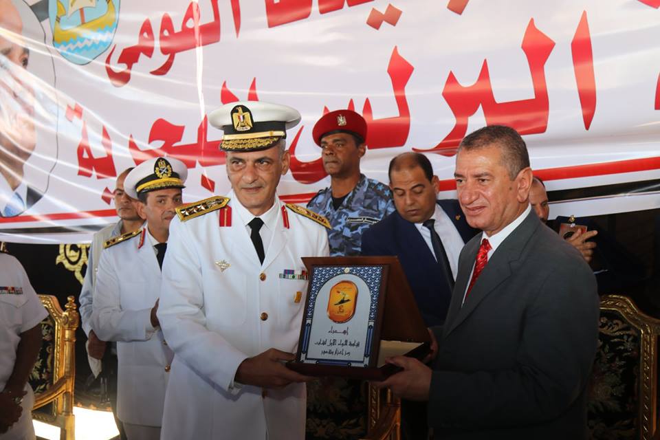 2- محافظ كفر الشيخ يبتلقى درع القوات البحرية