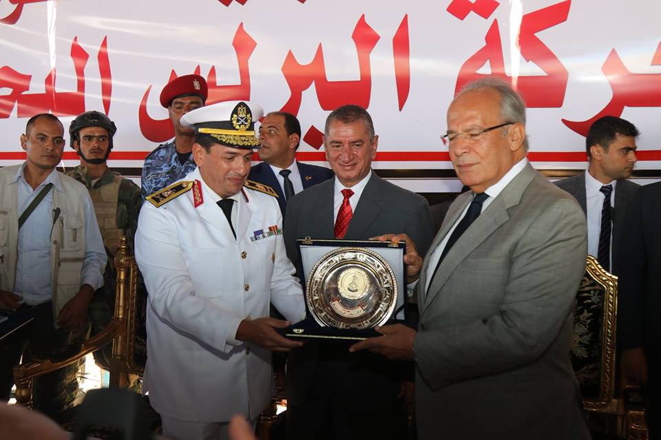 1- وزير التنمية المحلية يتلقى درع القوات البحرية