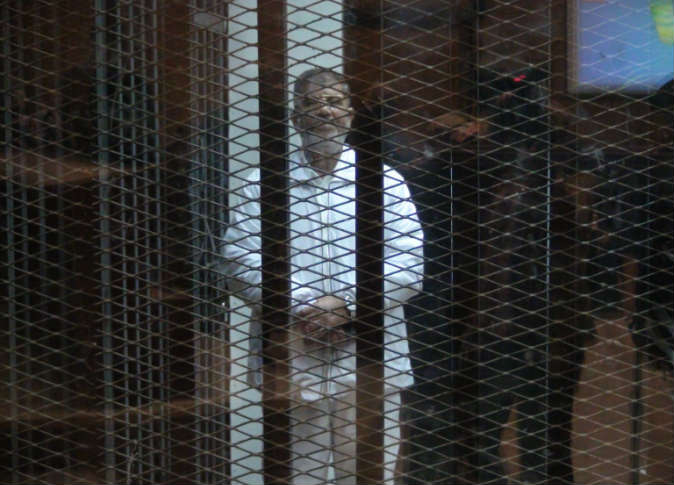 مرسي-داخل-القفص-الزجاجي