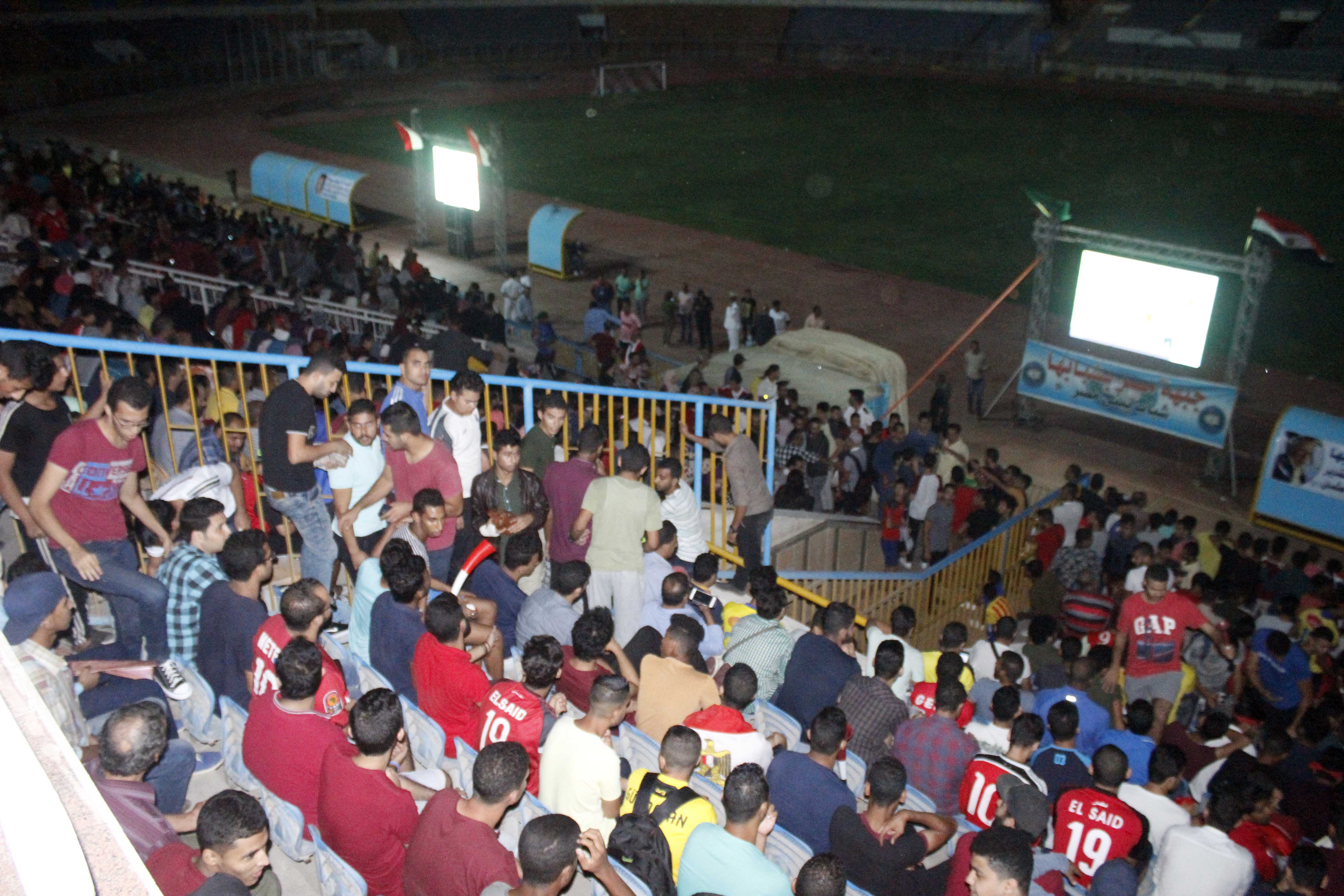 محافظ الإسماعيلية ومدير الأمن يتابعا مباراة مصر  والكونغو  (1)