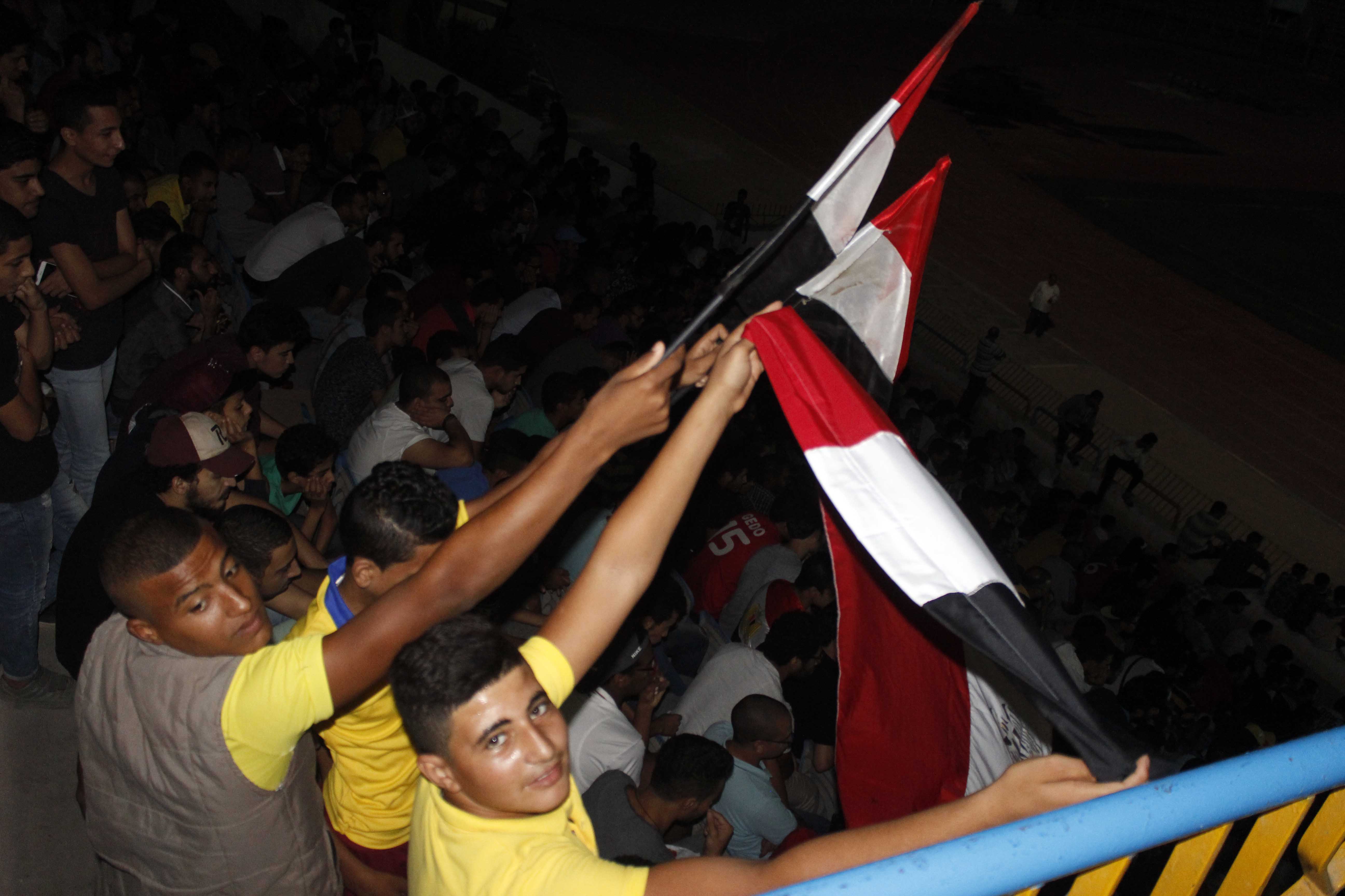 محافظ الإسماعيلية ومدير الأمن يتابعا مباراة مصر  والكونغو  (3)