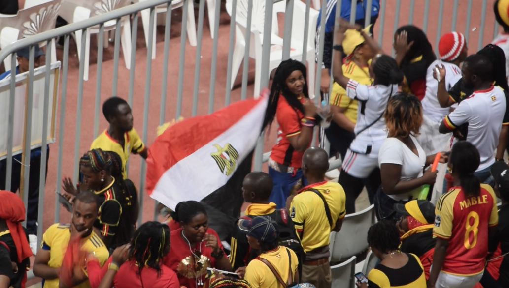 uganda-fans-with-egypt-flag_gsfn56m8w83q17v8iaj9ykb9n