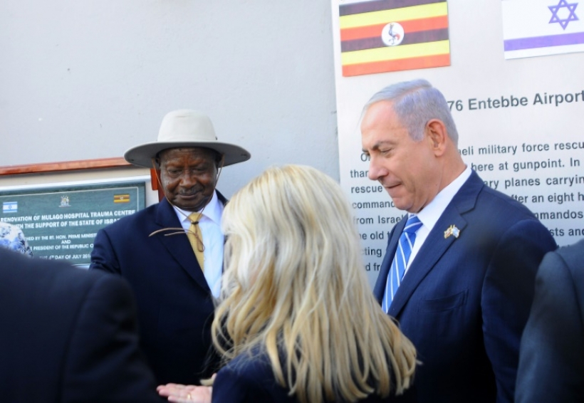 صورة تجمع رئيس الوزراء الإسرائيلي مع الرئيس الأوغندي