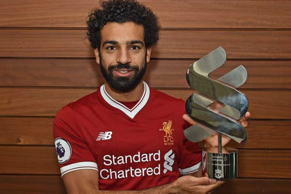 محمد صلاح مع جائزة لاعب الشهر في ليفربول