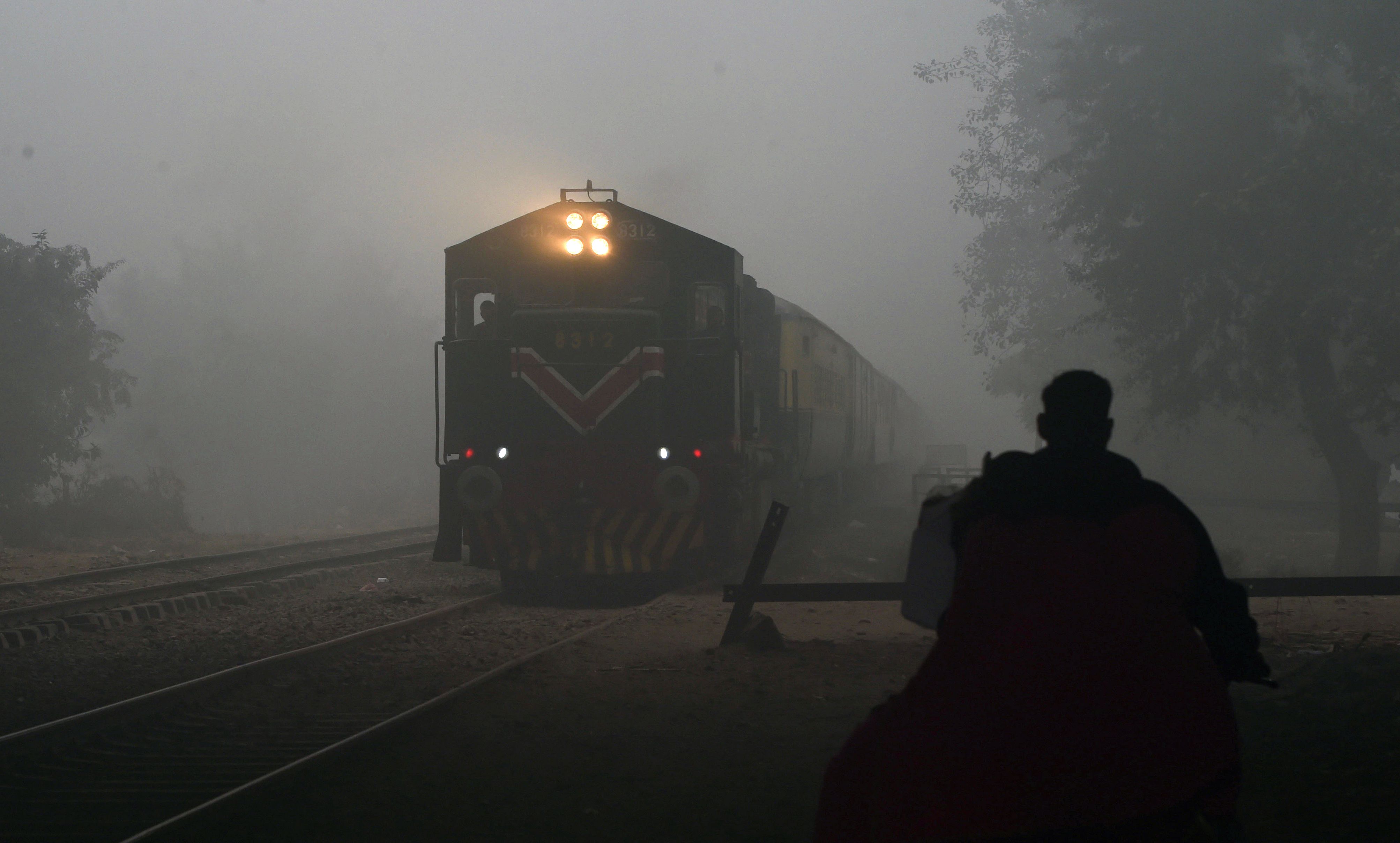 The train leaves five minutes. Train in the Fog. Желтый поезд с пистолетом. Abandoned Train Station Live Wallpaper. Heavy Fog.