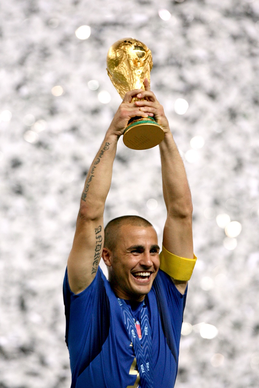 كانافارو يرفع كأس العالم 2006