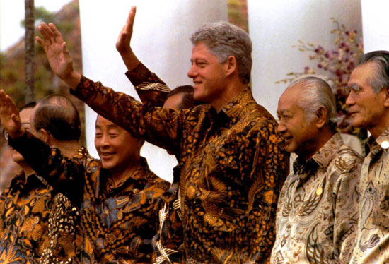 بيل كلينتون الرئيس الامريكي السابق يرتدي الزي الإندونيسي التقليدي عام 1994