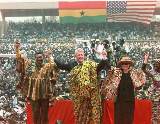 كلينتون في غانا يرتدي الملابس التقليدية لدولة غانا