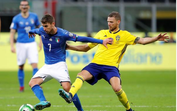 لاعب السويد يضغط علي مهاجم ايطاليا