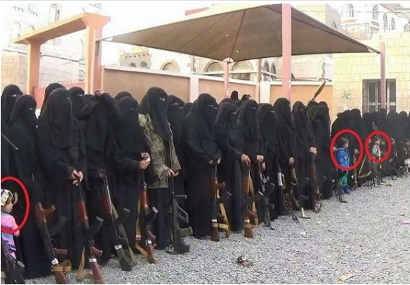 الحوثيين خلال استخدام النساء والأطفال في عرض عسكري