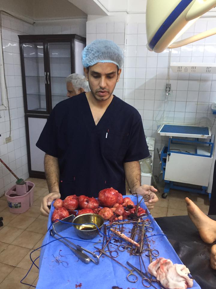 5- الطبيب الشاب  عقب اجراء العملية الجراحية