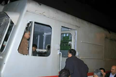 وزير النقل يستقل أحد جرار أحد القطارات
