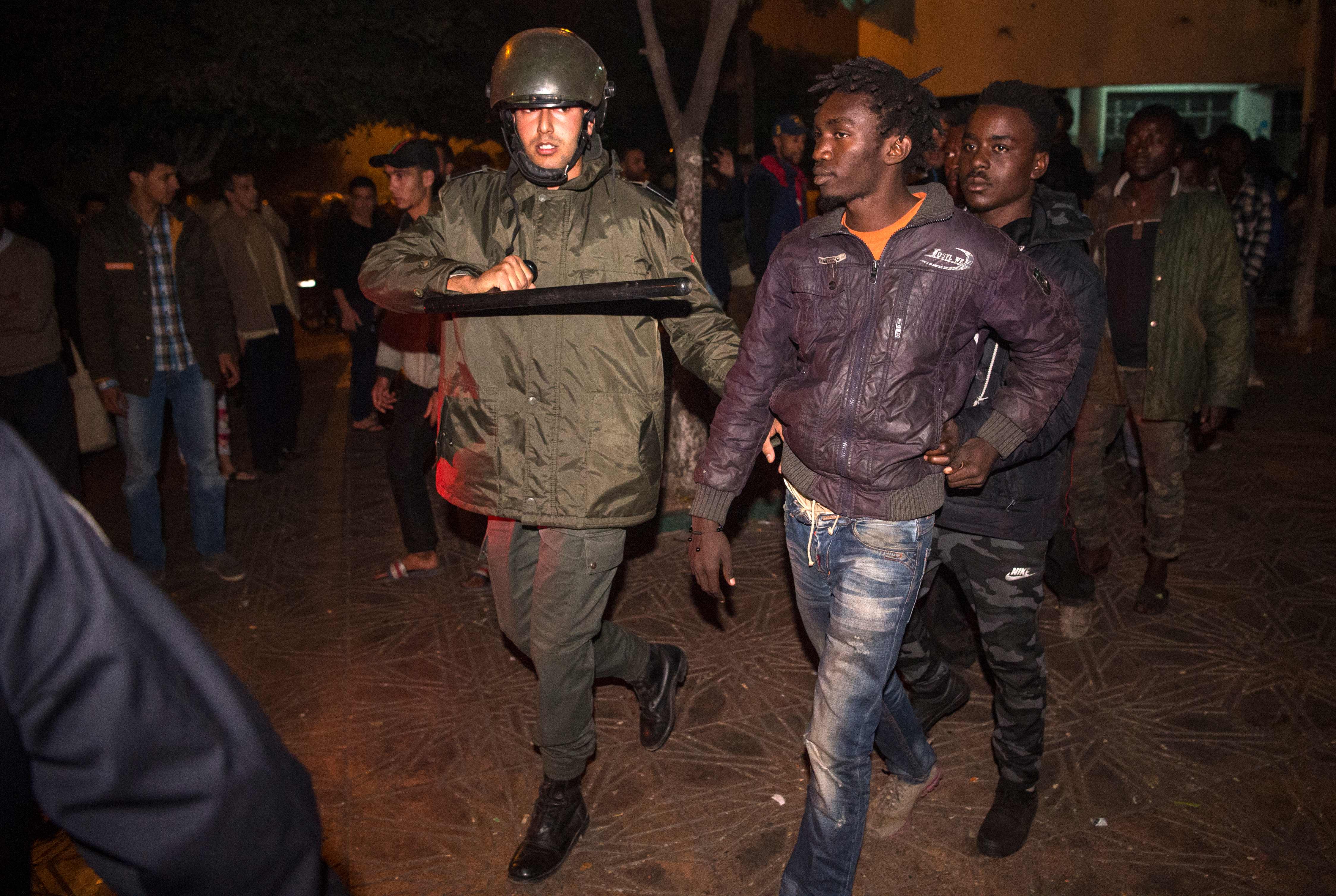 الشرطة المغربية تعتقل أحد المهاجرين المشاركين فى الشغب