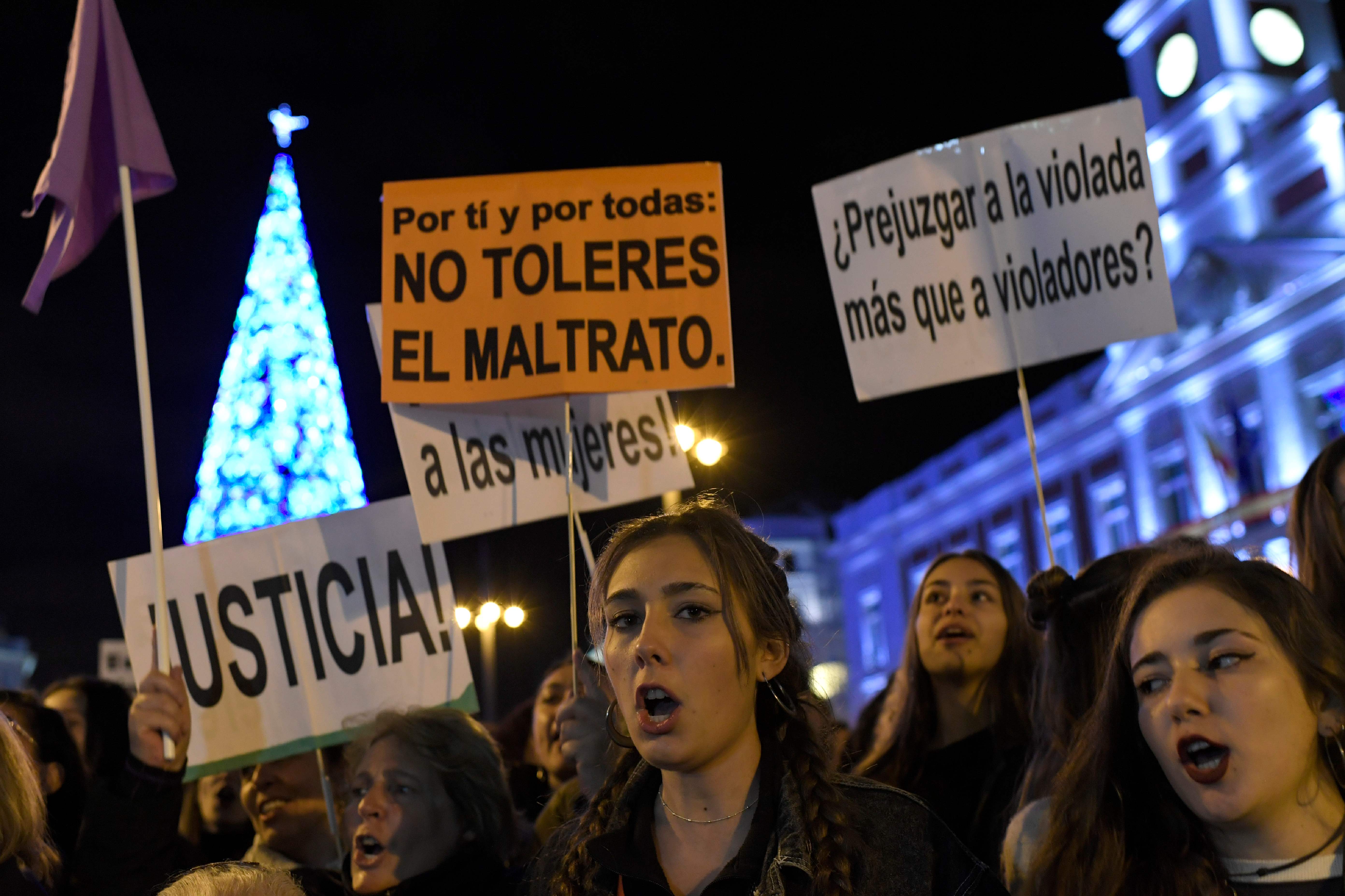 فتيات إسبانيا يتظاهرن فى اليوم العالمى للقضاء على العنف ضد النساء
