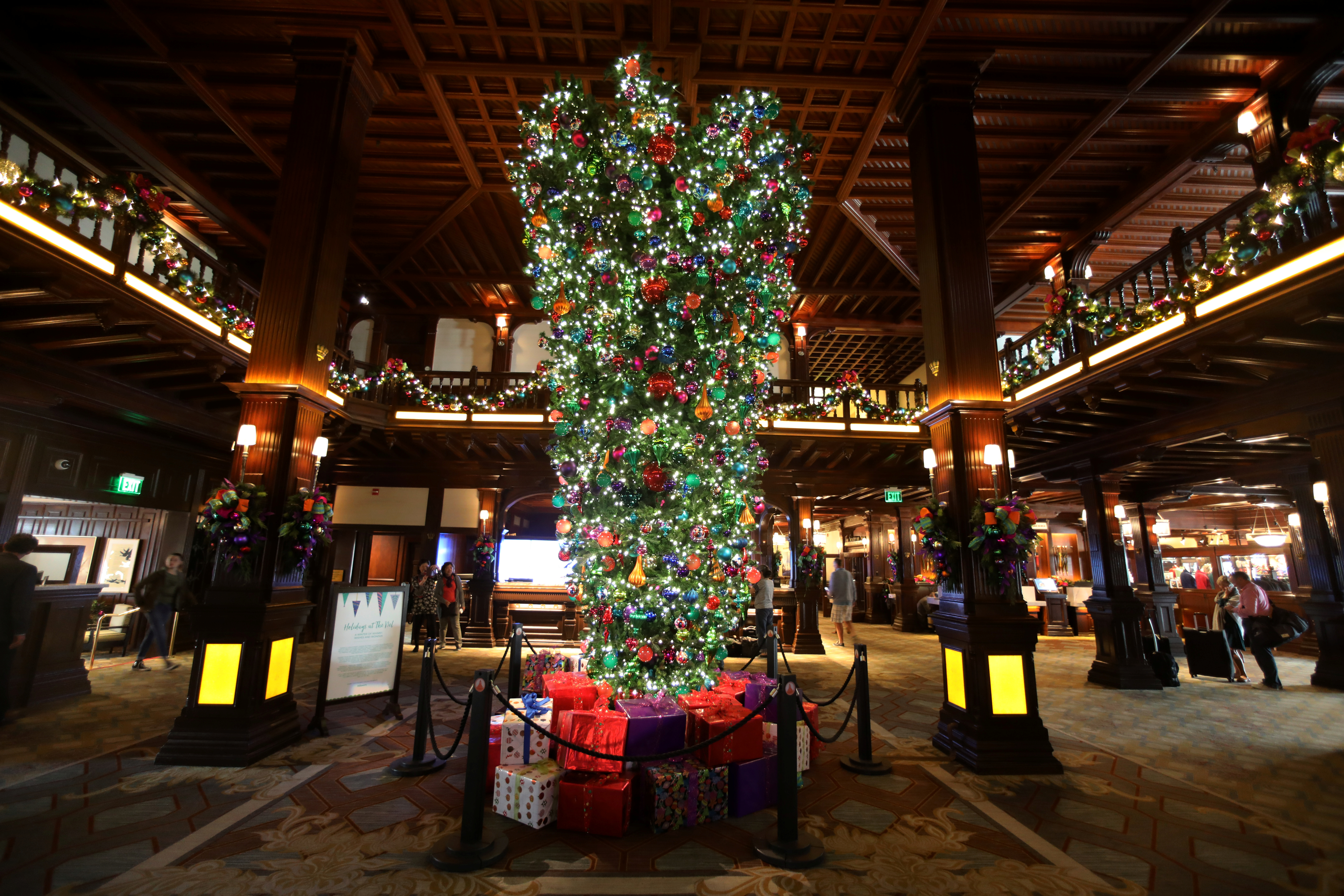 شجرة الكريسماس تزين أحد الفنادق فى كاليفورنيا