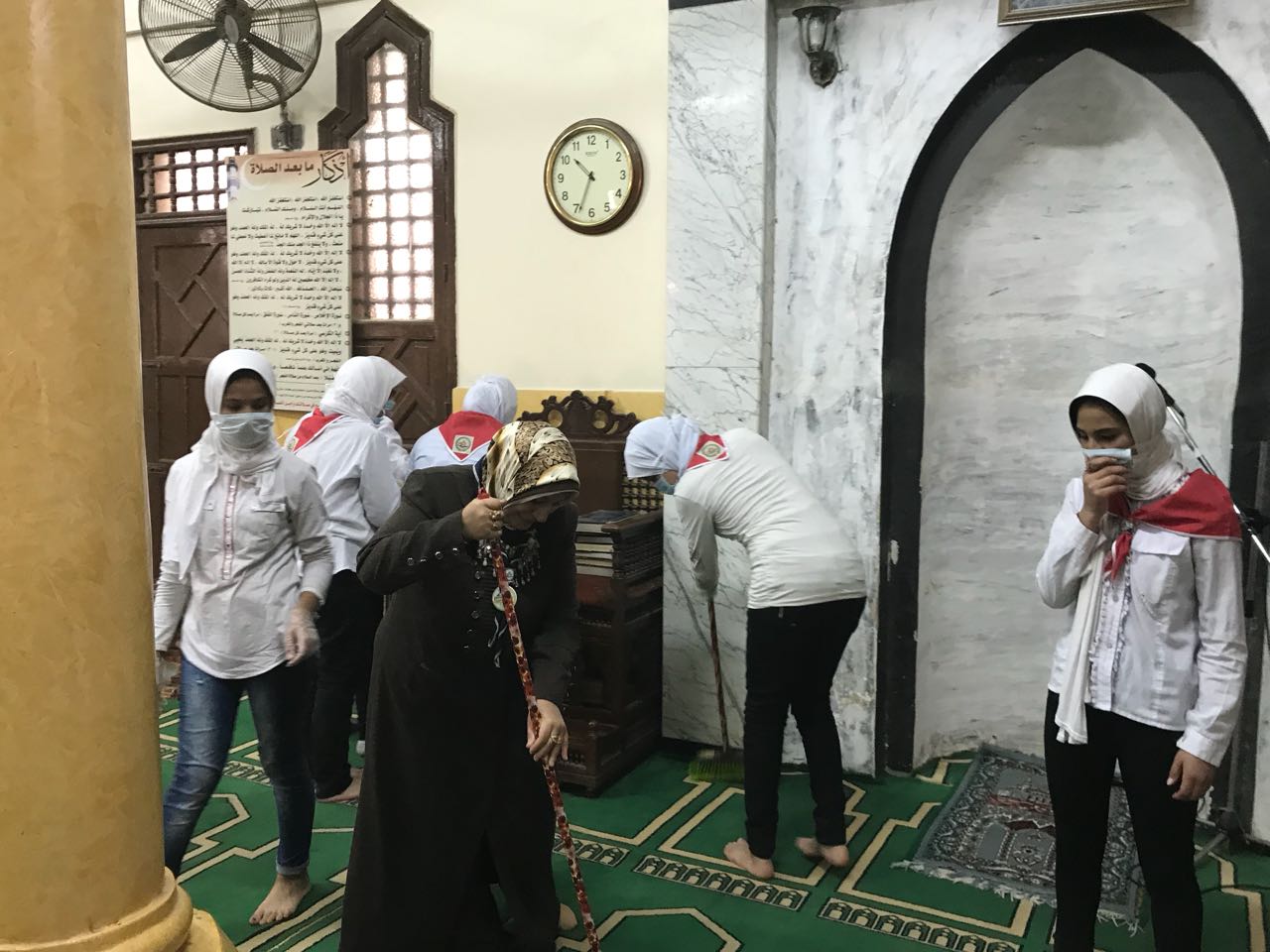 2-المدير العام التفيذي تنظف مسجد الرحمة