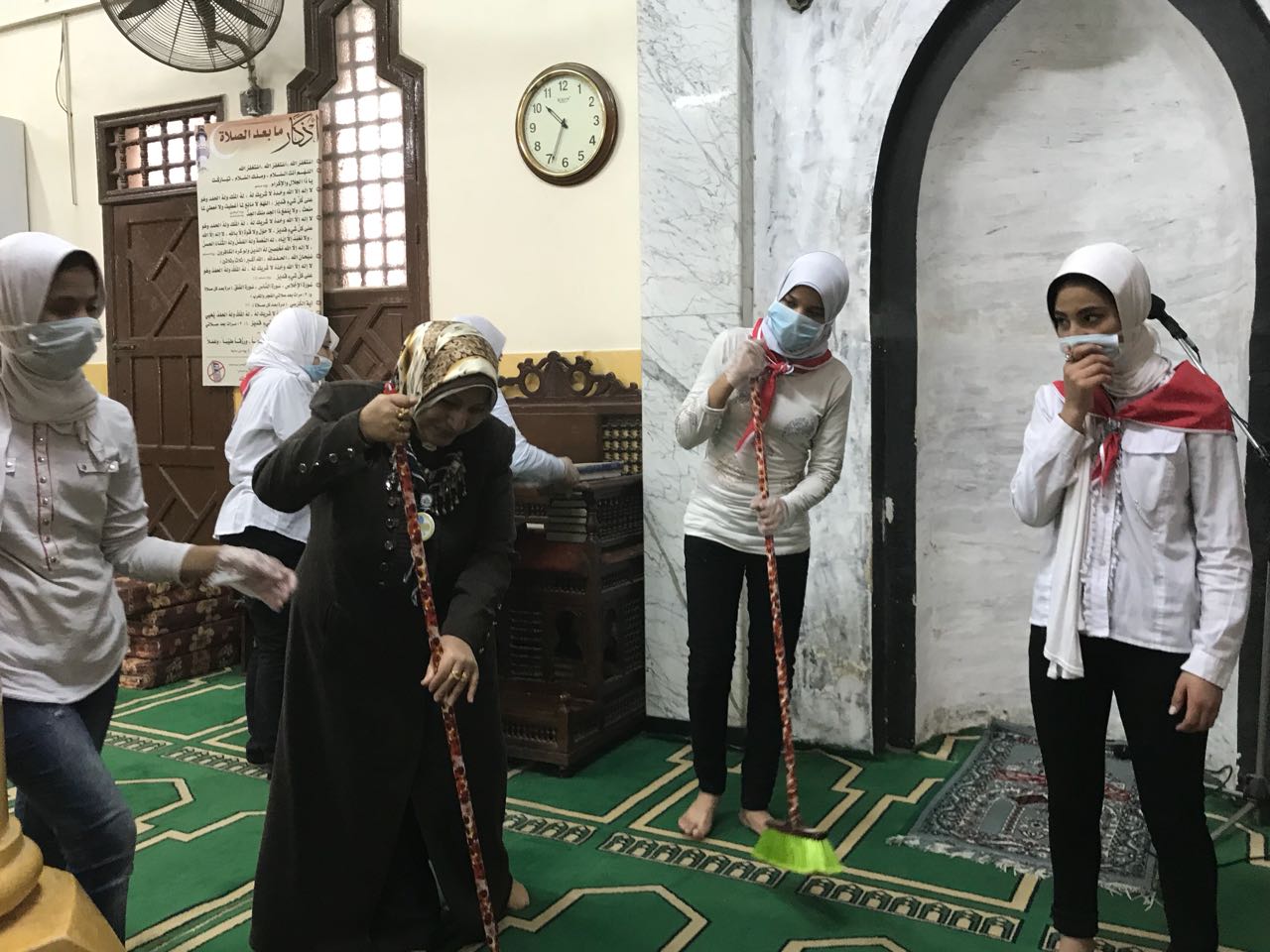 5- الطالبات والمدير العام التنفيذي ينظفن مسجد الرحمة