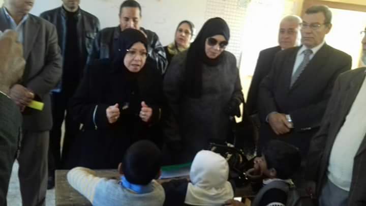 وكيل تعليم شمال سيناء تواصل زيارتها لمدارس الروضة ببئر العبد (3)