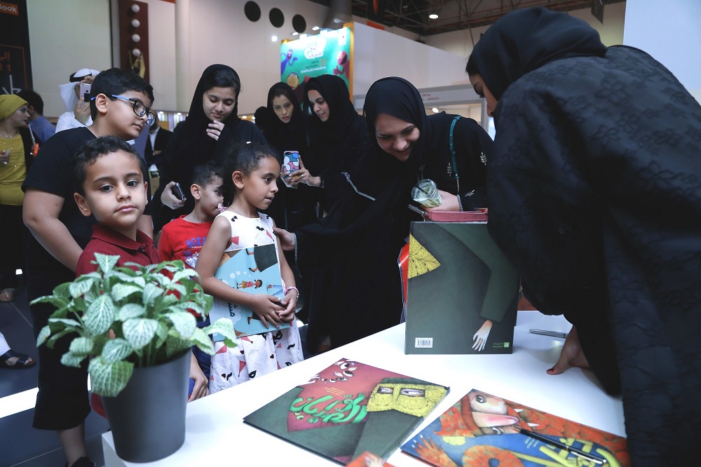 الكاتبة دبي أبوالهول خلال حفل توقيع كتبها الثلاث