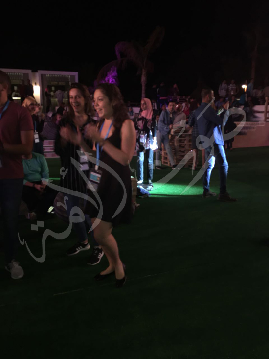 الاجانب المشاركين يرقصون علي مسرح the spot (1)