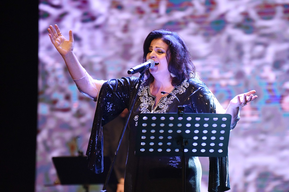 جاهدة وهبة تغني لفيروز ومحمود درويش في معرض الشارقة الدولي للكتاب