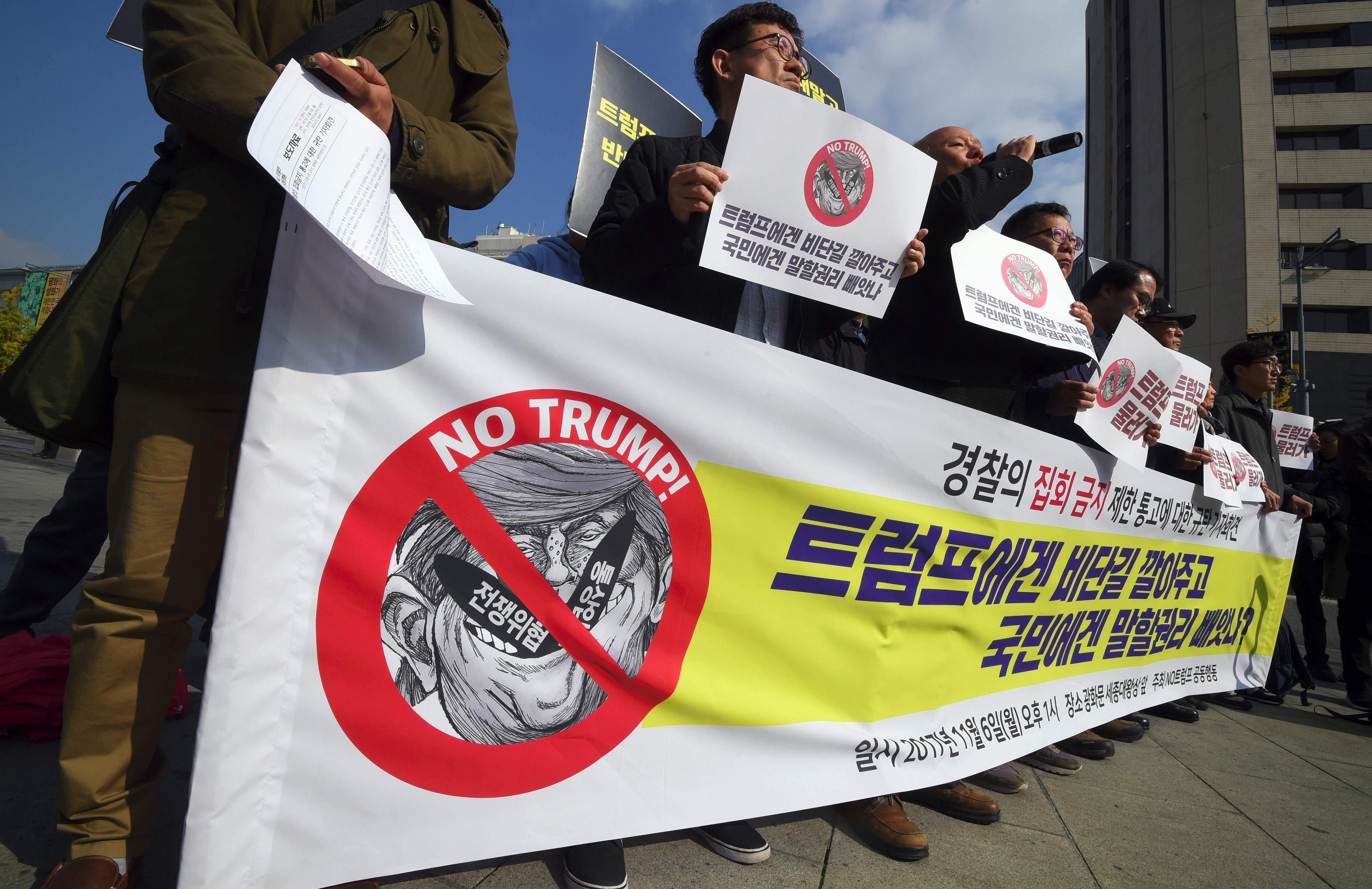 لافتات ضد زيارة ترامب لكوريا الجنوبية