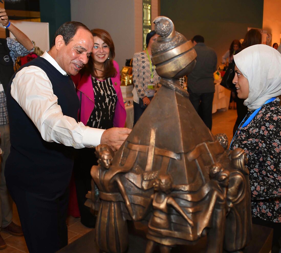 السيسي وغادة والي في زيارة لمعرض المنتجات بشرم الشيخ (7)
