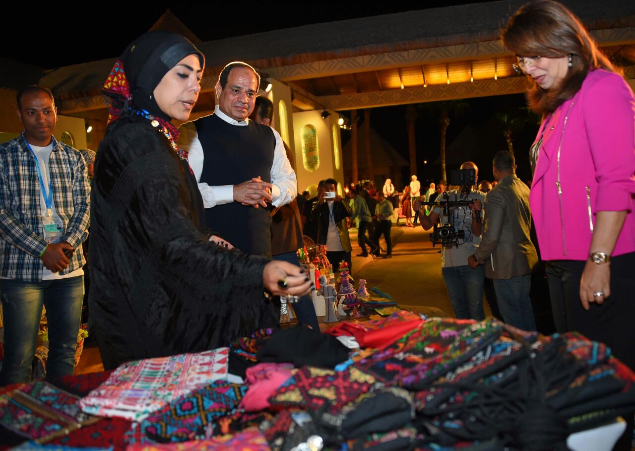 السيسي وغادة والي في زيارة لمعرض المنتجات بشرم الشيخ (4)
