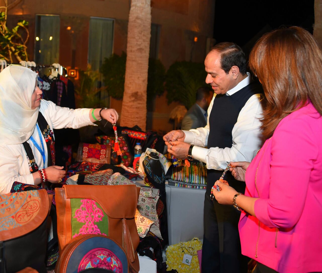 السيسي وغادة والي في زيارة لمعرض المنتجات بشرم الشيخ (1)