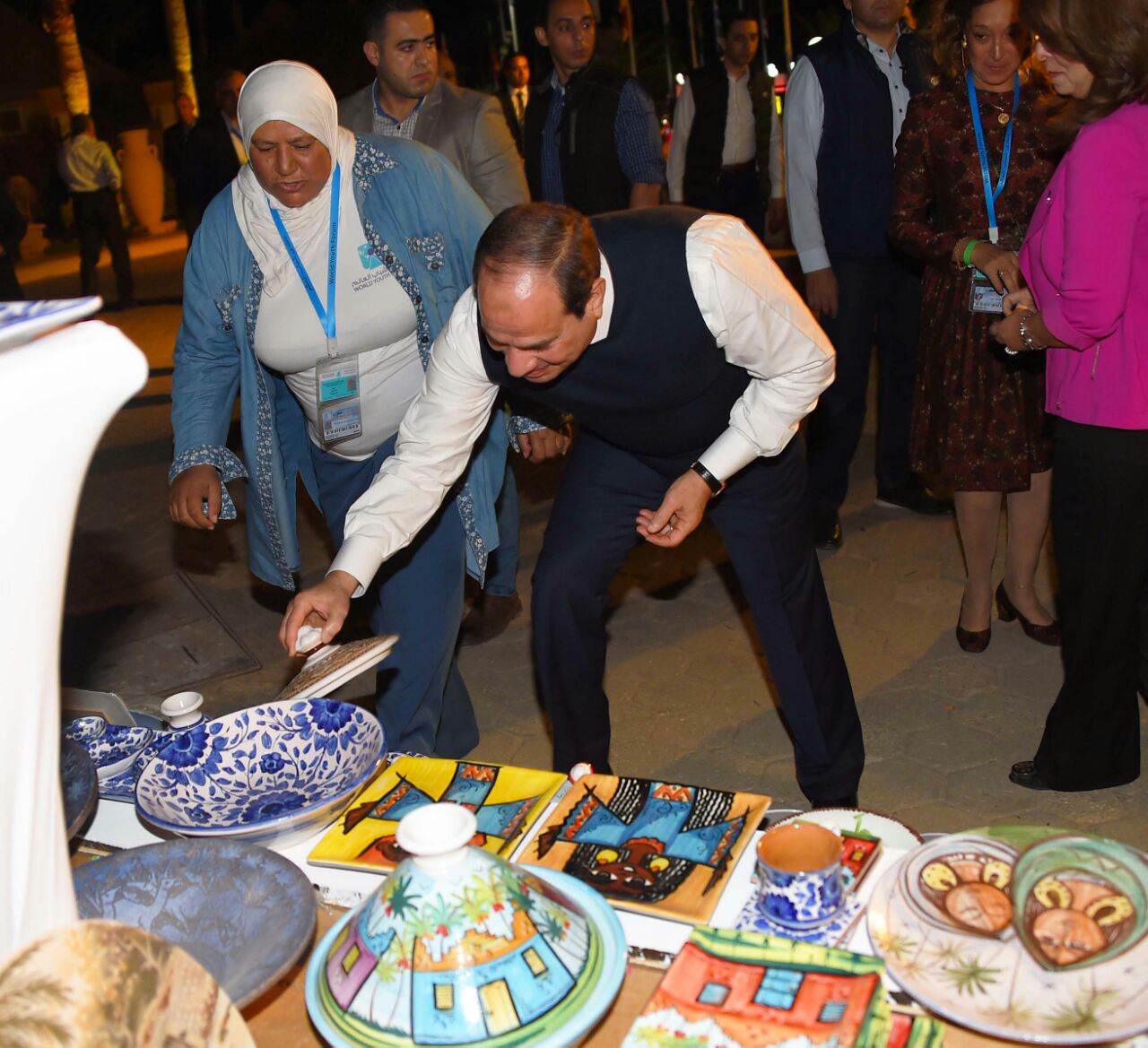 السيسي وغادة والي في زيارة لمعرض المنتجات بشرم الشيخ (8)