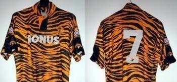 قميص نادى هال سيتى والذى تم تصميمه على شكل جلد النمر لموسم 1993