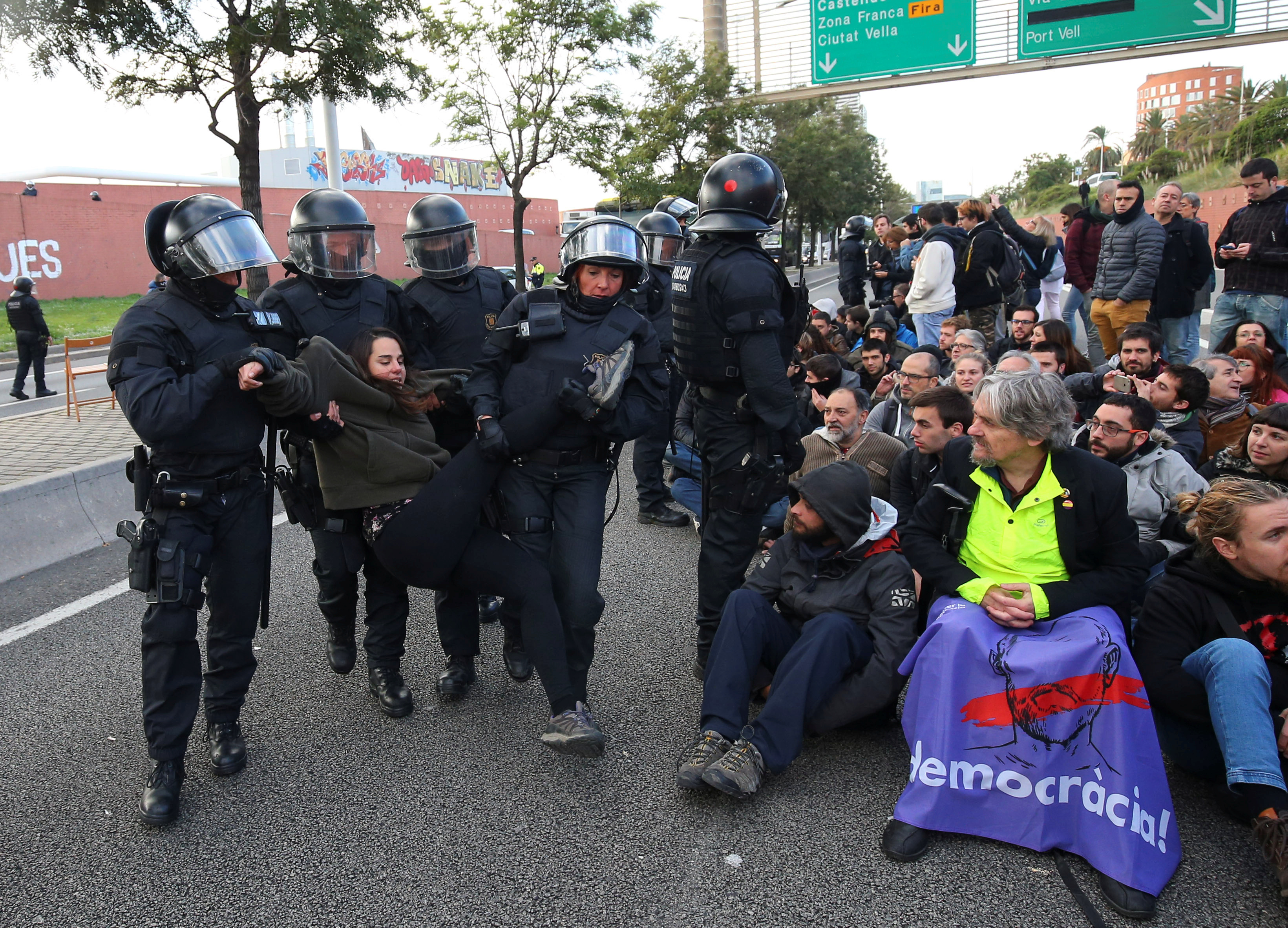 محتجون يقطعون الطريق فى كتالونيا