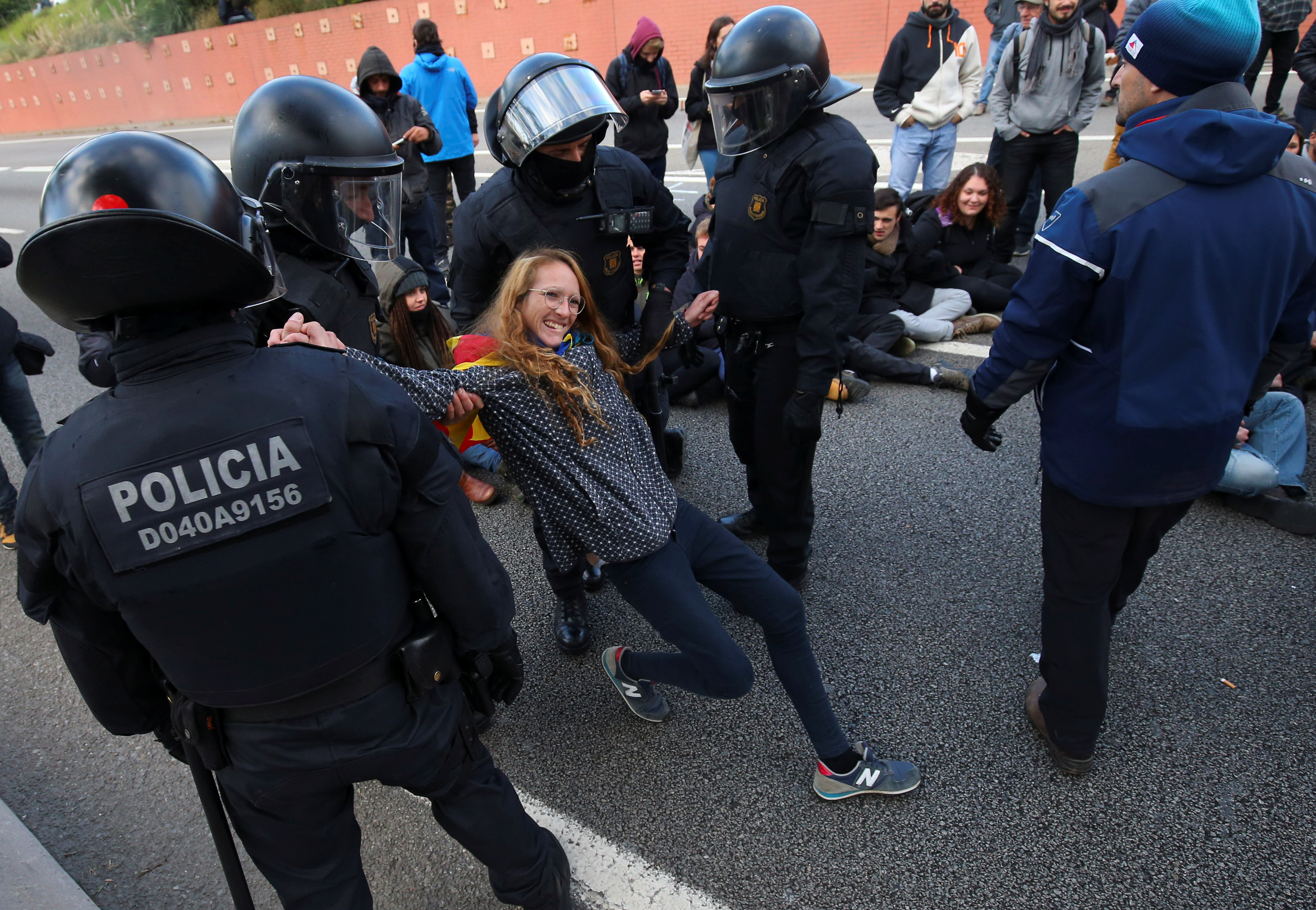 الشرطة الاسبانية تحاول فتح الطريق